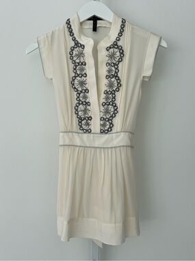 BCBG WINTER WHITE SILK APPLIQUÉ TOP SIZE SMALL